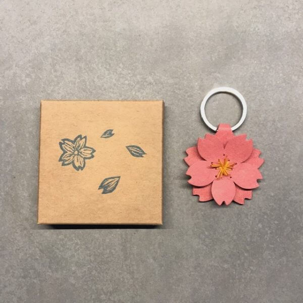 rosa Blume Schlüsselanhänger aus Leder von Herr Pong